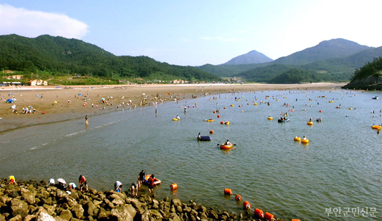 해변길이 짧은 위도 해수욕장은 방문객에게 포근하고 아늑함을 주는 낭만과 신비의 관광지로 알려져 있다.