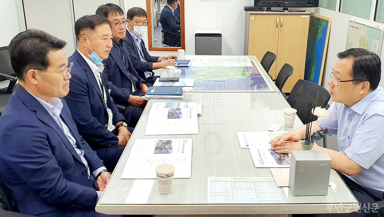 김규현 국토정책관(사진 오른쪽)을 방문한 자리에서는 5단계 하수관거 정비사업과 줄포 폐기물처리시설 설치사업, 하서 자연장지 조성사업 등을 심도 있게 논의했다. 