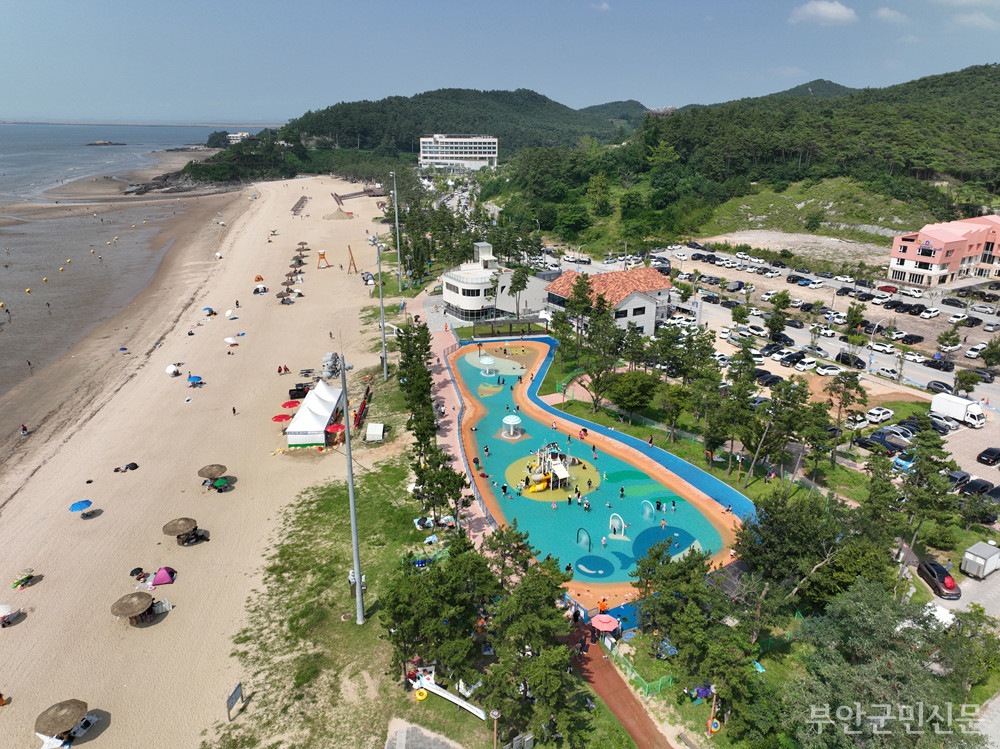 관내 5개 해수욕장이 오는 7월 5일 일제히 개장한다. 개장기간은 45일 동안으로 특히 변산해수욕장은 성수기인 7월 20일부터 8월 4일까지 야간개장을 시범 운영한다. 사진은 변산해수욕장의 모습.