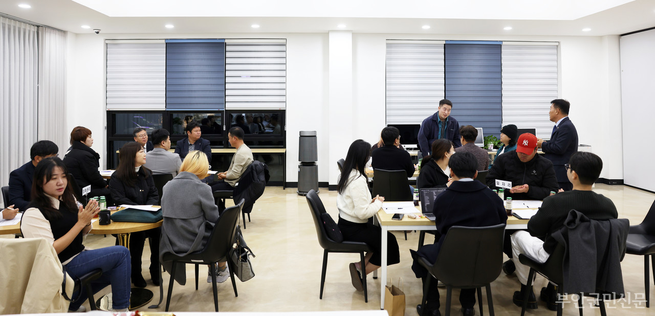 부안군의회(의장 박병래)가 지난 11월 25일 부안청년UP센터에서 관내 청년정책협의체와 간담회를 개최했다. 이날 간담회에는 박병래 의장을 비롯, 부안군 업무 관계자, 청년정책협의체 위원 등 30여 명이 참석해 청년 일자리 창출, 창업지원, 주거복지 등을 주제로 활발한 논의가 진행됐다.