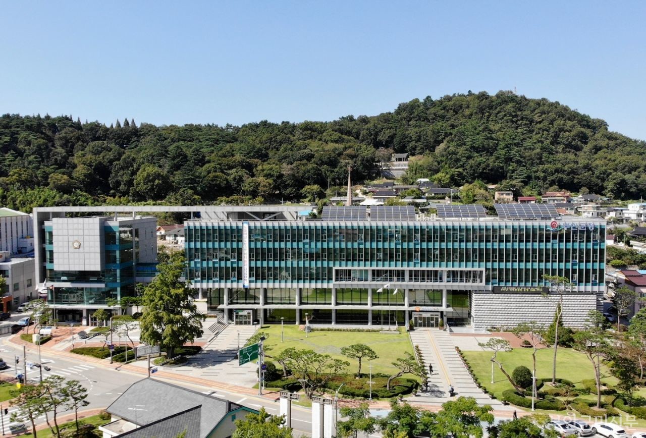 부안군이 전북특별자치도 및 재단법인 전북 바이오융합산업진흥원과 함께 2025년 전통식품 마케팅 활성화 지원사업에 참여할 기업을 모집한다. 지원대상은 전통식품을 직접 제조·판매하는 부안군 업체로 운영실적이 1년 이상인 기업이다. 선정된 기업에게는 공동 마케팅 프로모션과 마케팅 활성화 비용,신제품 개발비 등 5천만 원을 지원한다. 사진은 부안군청사의 모습.