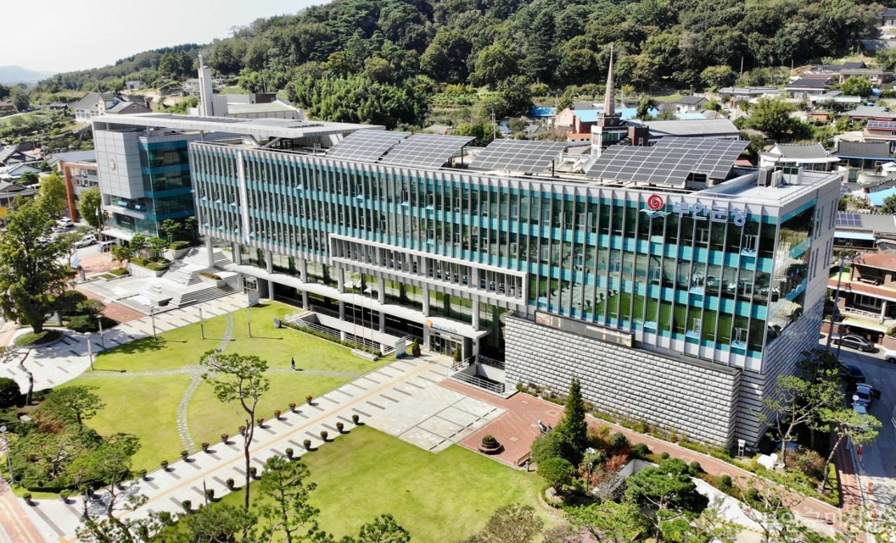 부안군이 지난해 농림축산식품부와 농촌협약을 맺고 올해부터 농촌중심지 및 기초생활거점 활성화 사업을 본격적으로 진행한다. 308억여 원이 투입되는 이번 사업은 인프라 확충 외에도 주민들의 생활 편의성 제고, 지역공동체의 결속력 강화, 주민자치 역량 확보 등의 효과를 가져올 것으로 기대되고 있다. 사진은 부안군청사의 모습.
