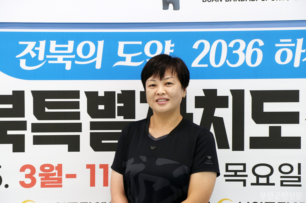 이은영 선수가 6월 17일부터 18일까지 열린 2025 장애인 탁구 국가대표선발전에서 여자 단식부문 3위에 입상하며 국가대표로 선발됐다. 탁구 국가대표는 이영은 선수가 부안군 최초인 것으로 알려졌다. 사진은 전북도 최초로 장애인과 비장애인이 함께 이용할 수 있는 체육 시설인 부안 반다비 체육센터 1층 탁구장에서 촬영한 모습.