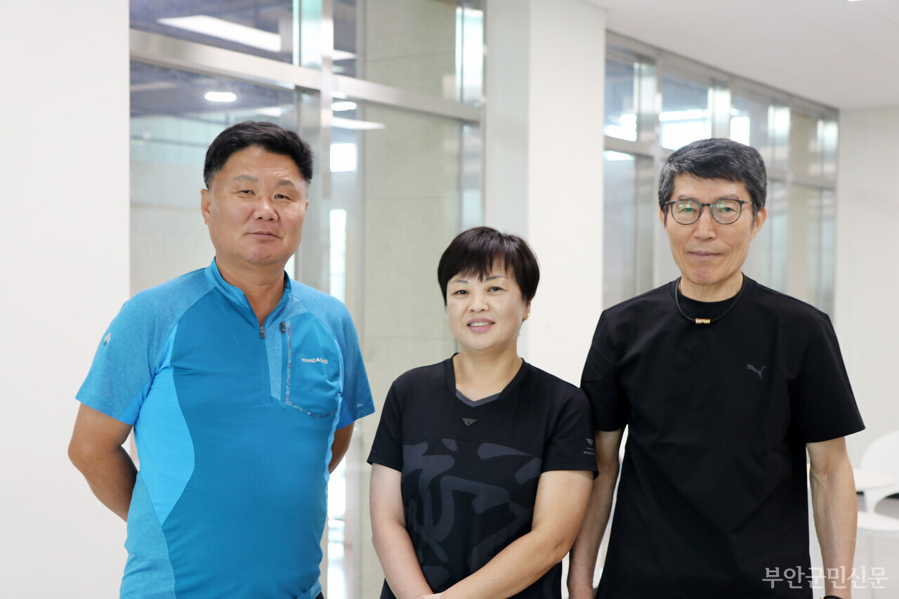 이은영 선수가 국가대표로 선발되기까지 관심과 도움의 손길도 있었다. 특히 탁구 실력이 뛰어난 양규태 장애인 활동지원사(사진 맨 오른쪽)의 역할도 컸던 것으로 전해졌다.