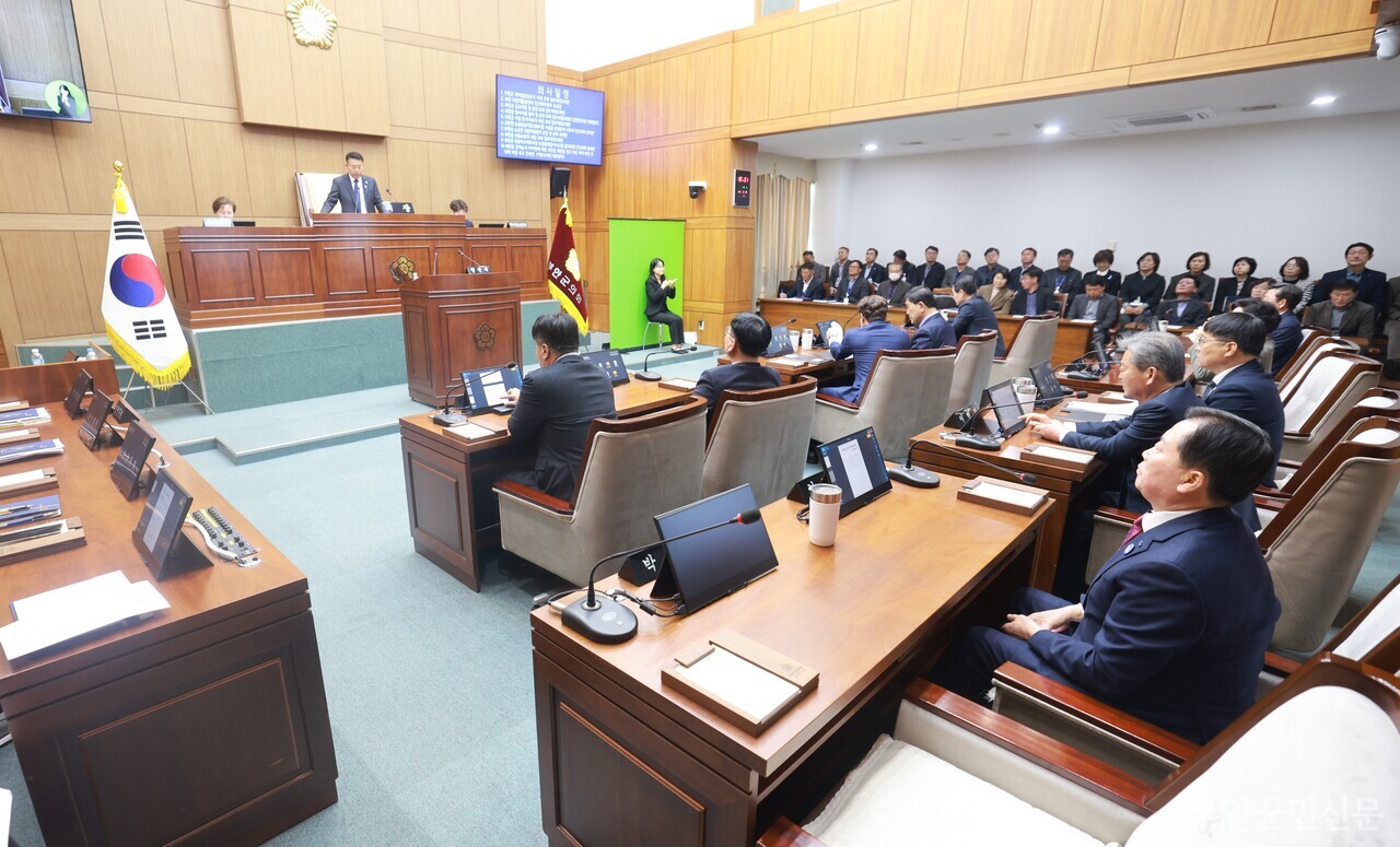 부안군의회가 지난 3월 10일부터 19일까지 진행된 제370회 임시회에서 부안군 새마을운동 조직 지원 조례 일부 개정 조례안 등 6개 개정 조례안과 부안 다 함께 돌봄센터 민간위탁관리 동의안 등 동의안 3개, 새만금 간척 농지 미이행에 따른 부안군 새만금 인근 주민 피해 배상 및 대책마련 촉구 건의안 1개를 심의 의결했다. 사진은 임시회 본회의 모습. 