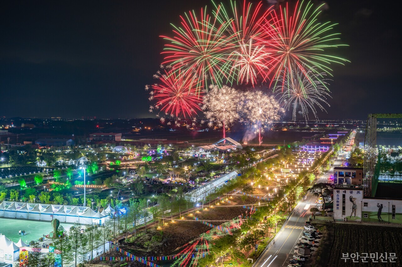 부안마실축제의 첫날과 마지막 날에는 공연과 불꽃놀이가 함께 펼쳐진다. 특히 축제 현장의 산책로에 마련한 포토존과 다채로운 조명이 연출하는 야간 경관 프로그램, 축제의 밤을 빛낼 ‘꿈의 뮤지컬 갈라쇼’가 주목을 받고 있다. 사진은 축제 현장을 화려하게 수놓은 불꽃놀이 모습. 