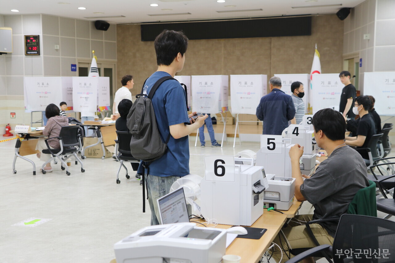 6월 3일 실시되는 제9회 전국동시지방선거에 출마하는 부안군수 후보가 더불어민주당 권익현(기호 1번), 국민의 힘 김성태(기호 2번), 조국혁신당 김성수(기호 3번), 무소속 김종규(기호 5번)등 4명으로 확정됐다. 후보들은 선거운동 개시일인 5월 21일부터 6월 2일까지 13일 동안 공약 발표와 지지 호소 등 공직선거법에 따른 선거운동을 펼칠 수 있다. 사진은 사전투표 2일 차인 5월 30일 부안읍사무소에서 진행된 사전투표 현장. 