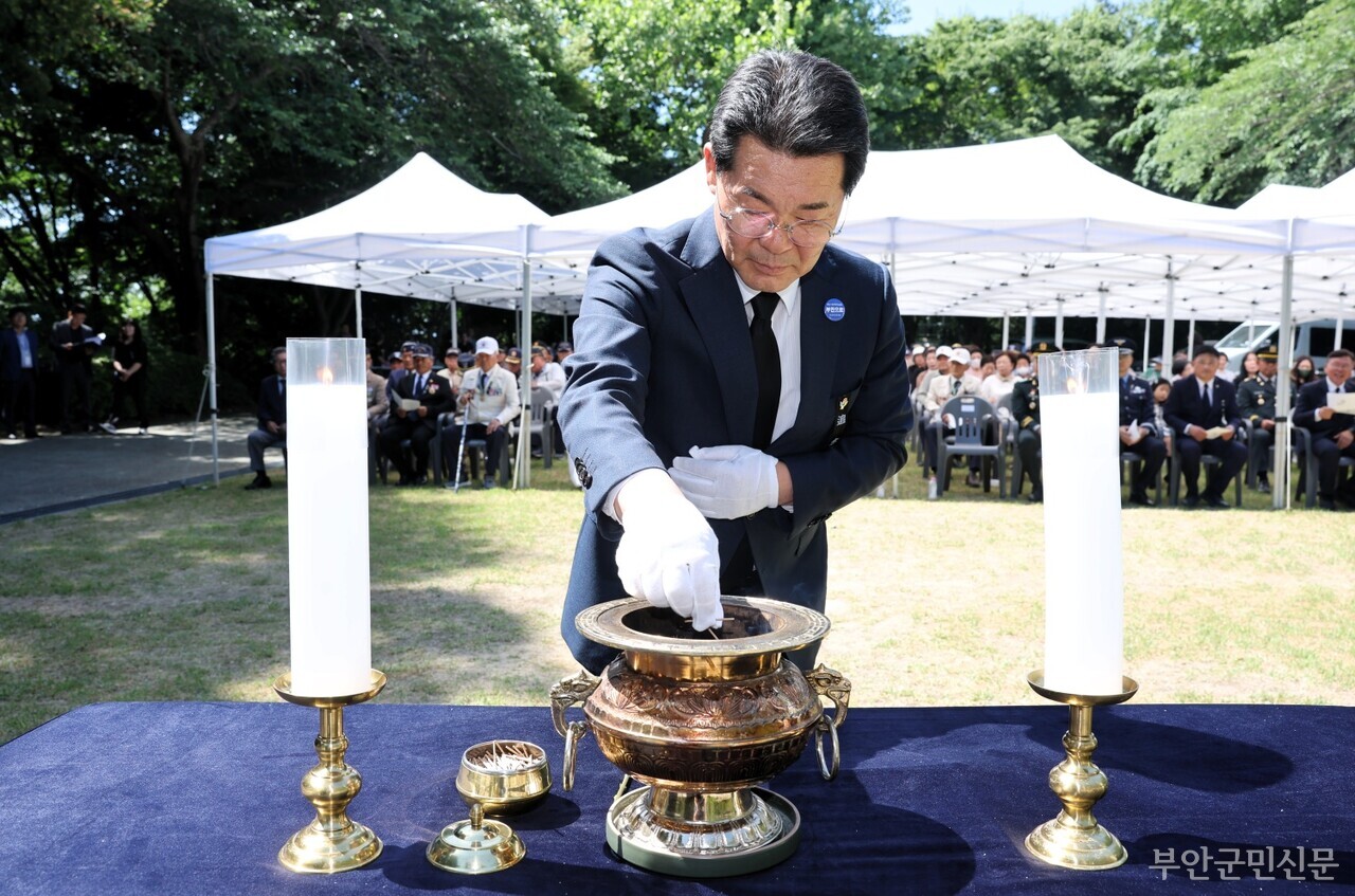 권익현 후보는 부안군 민선 역사 최초로 3연임 군수 시대를 열었다. 그러나 권 후보는 이번 선거에서 2022년에 열린 제8회 전국동시지방선거에서 얻은 득표율 57.1%에 크게 미치지 못하는 40.40%를 기록하며 지지층 이탈을 확인할 수 있었다. 사진은 당선 확정 후 첫 행보로 서림공원 호국영렬탑에서 열린 제71회 현충일 추념식에 참석해 순국선열과 호국영령의 희생정신을 기리며 분향하는 모습.