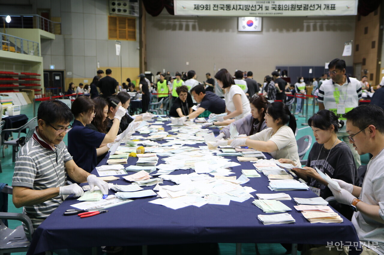 약 2대1의 평균 경쟁률을 보인 제9회 전국동시지방선거는 조국혁신당의 선전이 상대적으로 돋보였다는 분석이 나온다. 특히 기초의원 다선거구에서 조국혁신당 김정군 후보가 더불어민주당 조병숙 후보를 제치고 당선을 확정한 것과 라선거구에 출마한 이상수 후보의 43표 차 패배 등이 이변이라는 평가를 낳았다. 사진은 3일 부안군실내체육관에서 진행된 개표 현장의 모습.