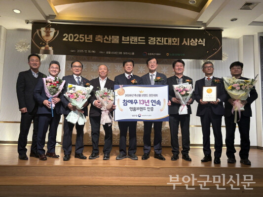 이번 성과는 맞춤형 컨설팅 등 전북특별자치도의 정책 기반 위에 고창과 부안의 체계적인 개량 노력과 농가의 참여가 더해져 맺은 결실이라는 평가가 나온다. 사진은 지난 해 7월 9일 제22대 고창부안축협 조합장으로 선출된 오교율 조합장의 취임식 장면과 전북도 한우 광역 브랜드인 '참예우'가 축산물 브랜드 경진 대회에서 전국 최초로 13년 연속 명품 인증을 수상한 모습.